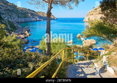 Escaliers vers Anthony Quinn Bay, plage isolée sur l'île de Rhodes. Grèce Banque D'Images