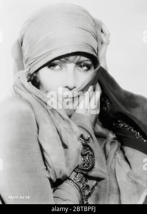 L'actrice suédoise Greta Garbo (rétrospective), (née le 18 septembre 1905, décédée le 15 avril 84 à l'âge de 1926 ans) dans son deuxième film en Amérique 'The Temptress' ( ) MGM. Photo de Ruth Harriet Louise. Référence du fichier # 34000-111THA Banque D'Images