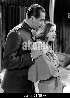 L'actrice suédoise Greta Garbo (rétrospective), (née le 18 septembre 1905, décédée le 15 avril 84 à l'âge de 1932 ans), Zara (alias comtesse Maria Varelli), dans 'comme vous le désirez' avec la co-star et Melvyn Douglas, dirigé par George Fitzmaurice ( ) MGM. Référence du fichier # 34000-135THA Banque D'Images