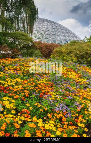Scène de jardin par Bloedel Conservatory Dome aux jardins du parc Queen Elizabeth à Vancouver, Colombie-Britannique, Canada. Banque D'Images