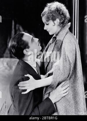 L'actrice suédoise Greta Garbo (rétrospective), (née le 18 septembre 1905, décédée le 15 avril 84 à l'âge de 1932 ans), Zara (alias comtesse Maria Varelli), dans 'comme vous le désirez' avec la co-star et Melvyn Douglas, dirigé par George Fitzmaurice ( ) MGM. Référence du fichier # 34000-206THA Banque D'Images
