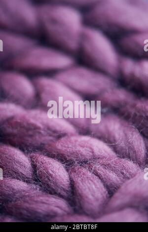 Grande couverture en maille artisanale, super fils épais, concept tendance. Couleur violet Banque D'Images