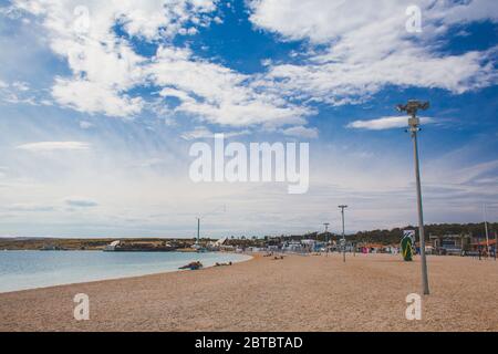 Novalja, Pag Island, Croatie - juillet 23 2018 : Zrce Festival Beach. Un endroit pour les fêtes sur la plage pour les jeunes lors d'une journée tranquille Banque D'Images