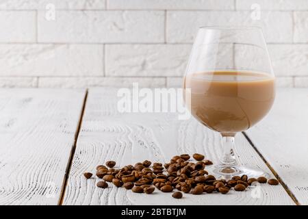 grains de café de la tasse en céramique blanche Banque D'Images