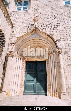 Statue au-dessus de l'entrée avec un grand escalier en pierre au monastère dominicain de Dubrovnik. Banque D'Images