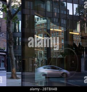 20 mai 2020 - Londres, Royaume-Uni: Reflet de la scène de rue de Londres dans une grande fenêtre de verre Banque D'Images