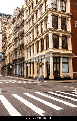 New York City, New York, USA - 24 mai 2020 : rue tranquille de SoHo à Manhattan pendant la pandémie du coronavirus Covid-19 Banque D'Images