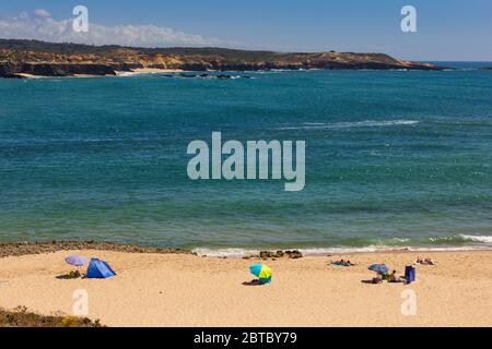 Les personnes se baignant à la plage de Vila Nova de Milfontes, le jour d'été chaud, ciel bleu, eau cristalline Banque D'Images