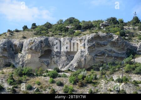 Falaises de calcaire avec un échantillon de matériau, érosion de calcaire dans les roches. Banque D'Images