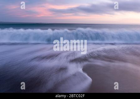 Image abstraite d'une vague qui se brise contre la plage, Miramar, Nouvelle-Zélande, octobre 2019 Banque D'Images