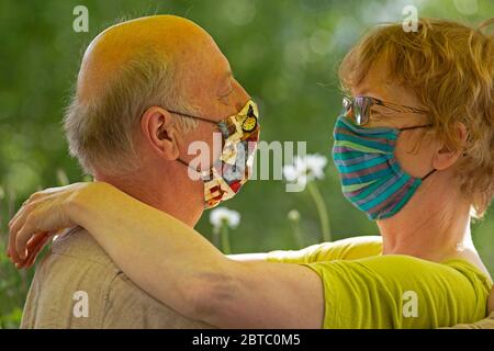 Couple âgé portant des masques respiratoires, Allemagne Banque D'Images