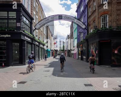 Londres. ROYAUME-UNI. Le 24 mai à l'heure du déjeuner. Vue des cyclistes à Carnaby Street pendant l'épidémie. Cette une des rues commerciales les plus populaires du CEN Banque D'Images