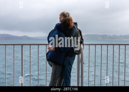 Deux personnes se sont embrasées sur le ferry interislander de Wellington à Picton, Nouvelle-Zélande, février 2020 Banque D'Images