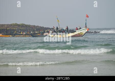 Pirogues (bateaux de pêche artisanaux) près de l'île de Yoff, Dakar, Sénégal Banque D'Images