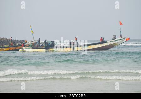 Pirogues (bateaux de pêche artisanaux) près de l'île de Yoff, Dakar, Sénégal Banque D'Images