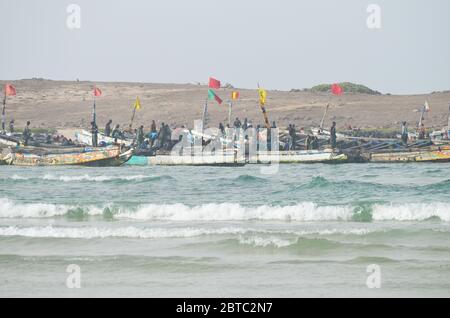 Pirogues (bateaux de pêche artisanaux) près de l'île de Yoff, Dakar, Sénégal Banque D'Images