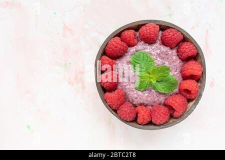 Pudding au Chia avec de la poudre de pitaya et des framboises Banque D'Images