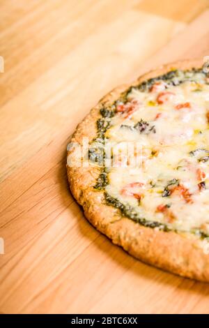 Pizza fraîche, végétarienne, pesto, multi-céréales, épaisse croûte Banque D'Images