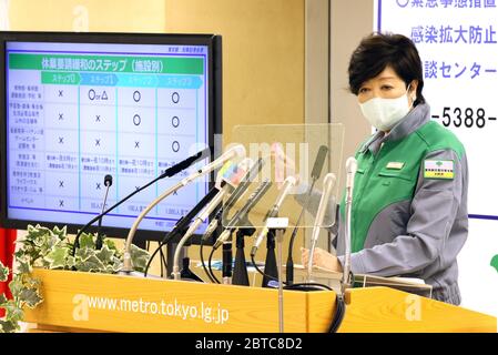 Tokyo, Japon. 22 mai 2020. Le gouverneur de Tokyo Yuriko Koike annonce la feuille de route en trois étapes pour l'assouplissement des mesures contre le nouveau coronavirus au bureau du gouvernement métropolitain de Tokyo, le vendredi 22 mai 2020. Le gouvernement japonais prévoit lever l'état d'urgence dans la région métropolitaine de Tokyo la semaine prochaine. Crédit: Yoshio Tsunoda/AFLO/Alay Live News Banque D'Images