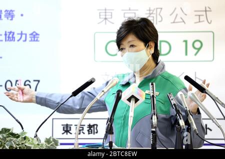 Tokyo, Japon. 22 mai 2020. Le gouverneur de Tokyo Yuriko Koike annonce la feuille de route en trois étapes pour l'assouplissement des mesures contre le nouveau coronavirus au bureau du gouvernement métropolitain de Tokyo, le vendredi 22 mai 2020. Le gouvernement japonais prévoit lever l'état d'urgence dans la région métropolitaine de Tokyo la semaine prochaine. Crédit: Yoshio Tsunoda/AFLO/Alay Live News Banque D'Images