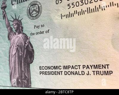 Gros plan sur un chèque du Trésor américain qui fournit une aide financière du président Trump aux citoyens américains pendant la crise de la COVID-19. Banque D'Images