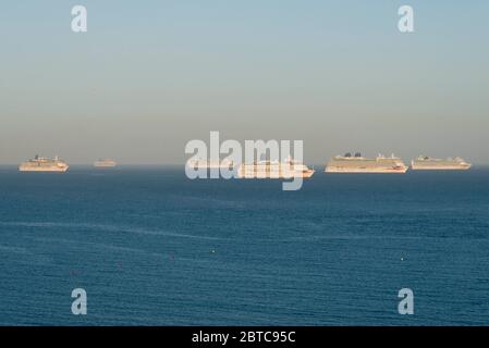 Weymouth, Dorset, Royaume-Uni. 24 mai 2020. Six des sept navires de croisière vides qui sont maintenant ancrés au large de la côte de Weymouth à Dorset pendant la fermeture de la croisière en raison du blocage pandémique du coronavirus. Les bateaux de croisière sont Arcadia, Oceana, Ventura, Aurora, Britannia et Azura, tous exploités par P&O. La reine Victoria de Cunard n’est pas représentée. Crédit photo : Graham Hunt/Alay Live News Banque D'Images