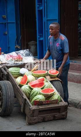 Homme vendant des pastèques dans la rue à Mombasa Banque D'Images