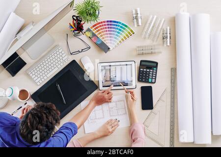 Équipe de designers d'intérieur discutant du rendu 3D du hall d'entrée de la maison, vue du dessus Banque D'Images