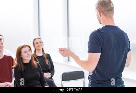 le président fait un rapport pour un groupe de jeunes divers. Banque D'Images
