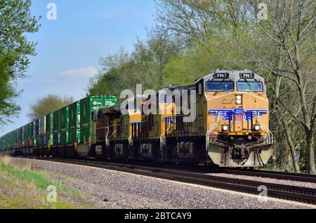 Maple Park, Illinois, États-Unis. Quatre locomotives dirigent un train de marchandises intermodal Union Pacific à travers Maple Park, Illinois. Banque D'Images