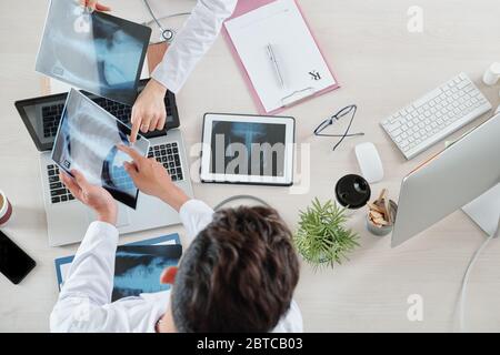 Les pulmonologieistes discutent des radiographies thoraciques des patients présentant une infection présumée par le COVID-19 Banque D'Images