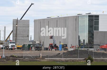 Mount Pleasant, Wisconsin, États-Unis. 11 mai 2020. La construction et l'aménagement paysager se poursuivent le lundi 11 mai 2020 sur l'immense complexe Foxconn en cours de construction dans le village de Mount Pleasant, Wisconsin. L'entreprise a l'intention d'obtenir des allégements fiscaux de 4 milliards de dollars si l'objectif d'embauche de 13,000 est atteint. Crédit : Mark Hertzberg/ZUMA Wire/Alay Live News Banque D'Images