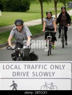 Vancouver, Canada. 24 mai 2020. Les gens pédalez sur la « rue de l'état » à une route à Vancouver, Canada, le 24 mai 2020. La ville de Vancouver a dévoilé le programme « Low Streets » qui permet aux gens de marcher et de faire du vélo sur les routes à circulation locale limitée afin de fournir plus d'espace aux gens pour maintenir la distance physique. Crédit : Liang Sen/Xinhua/Alay Live News Banque D'Images