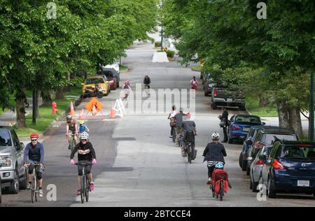 Vancouver, Canada. 24 mai 2020. Les gens pédalez et font du jogging sur la « rue du bas », sur une route à Vancouver, Canada, le 24 mai 2020. La ville de Vancouver a dévoilé le programme « Low Streets » qui permet aux gens de marcher et de faire du vélo sur les routes à circulation locale limitée afin de fournir plus d'espace aux gens pour maintenir la distance physique. Crédit : Liang Sen/Xinhua/Alay Live News Banque D'Images