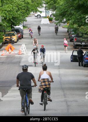 Vancouver, Canada. 24 mai 2020. Les gens pédalez et font du jogging sur la « rue du bas », sur une route à Vancouver, Canada, le 24 mai 2020. La ville de Vancouver a dévoilé le programme « Low Streets » qui permet aux gens de marcher et de faire du vélo sur les routes à circulation locale limitée afin de fournir plus d'espace aux gens pour maintenir la distance physique. Crédit : Liang Sen/Xinhua/Alay Live News Banque D'Images