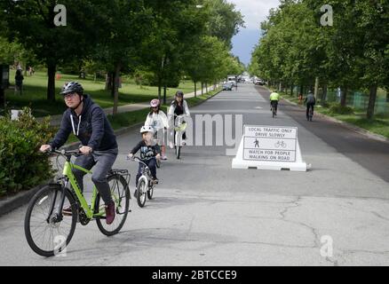 Vancouver, Canada. 24 mai 2020. Les gens pédalez sur la « rue de l'état » à une route à Vancouver, Canada, le 24 mai 2020. La ville de Vancouver a dévoilé le programme « Low Streets » qui permet aux gens de marcher et de faire du vélo sur les routes à circulation locale limitée afin de fournir plus d'espace aux gens pour maintenir la distance physique. Crédit : Liang Sen/Xinhua/Alay Live News Banque D'Images