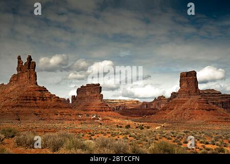 UT00589-00....UTAH - les flèches et les buttes s'élèvent au-dessus des prairies dans la vallée des dieux. Banque D'Images