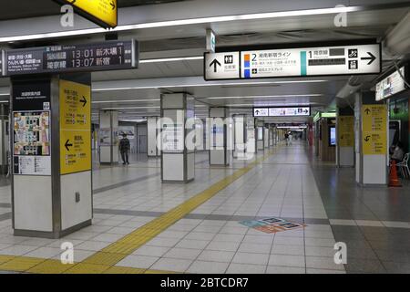 La gare d'Ikebukuro, l'une des stations les plus fréquentées de Tokyo, a été calme le premier jour des vacances de la semaine d'or. 29 avril 2020. Banque D'Images