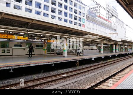 La gare d'Ikebukuro, l'une des stations les plus fréquentées de Tokyo, a été calme le premier week-end après les vacances de la semaine d'or. 10 mai 2020. Banque D'Images