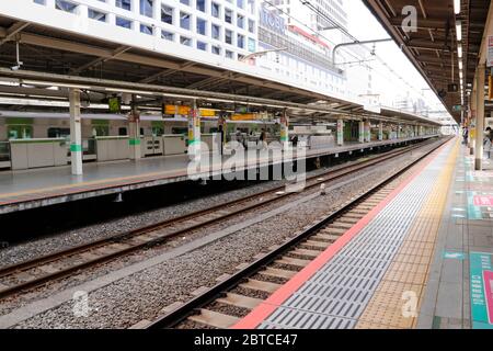 La gare d'Ikebukuro, l'une des stations les plus fréquentées de Tokyo, a été calme le premier week-end après les vacances de la semaine d'or. 10 mai 2020. Banque D'Images