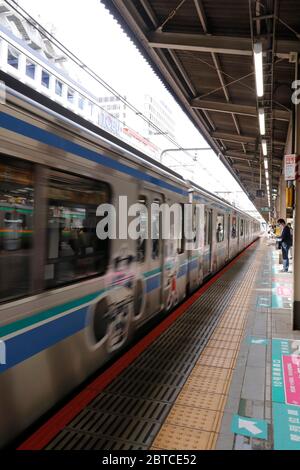 La gare d'Ikebukuro, l'une des stations les plus fréquentées de Tokyo, a été calme le premier week-end après les vacances de la semaine d'or. 10 mai 2020. Banque D'Images