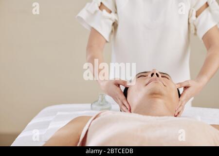 Jeune homme bénéficiant d'un massage anti-âge au spa Banque D'Images