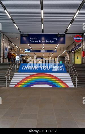 Londres, Royaume-Uni. 24 mai 2020. Un message de remerciement et d'arc-en-ciel du NHS aux travailleurs du NHS vus dans les escaliers à l'entrée de la gare de Cannon Street à Londres. Crédit : SOPA Images Limited/Alamy Live News Banque D'Images