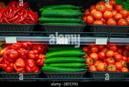 Salade de tomates au Chili et concombres dans le magasin Banque D'Images