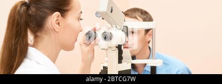 médecin ophtalmologiste en laboratoire d'opticiens d'examen avec patient mâle. Banque D'Images