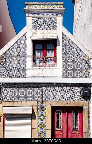 Petite maison couverte de tuiles azulejo très ornées à Aveiro, Portugal Banque D'Images