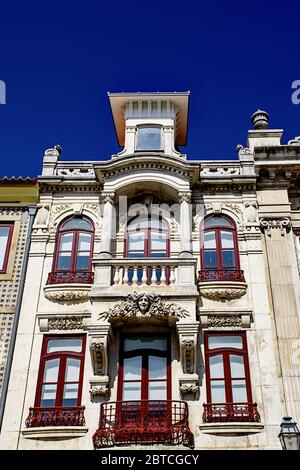 Bâtiment art déco et ciel bleu brillant à Aveiro, Portugal Banque D'Images