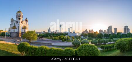 Temple au printemps ou en été dans un beau coucher de soleil orange. Panorama du printemps ou de l'été Yekaterinburg. Temple on Blood, Yekaterinburg, Russie Banque D'Images