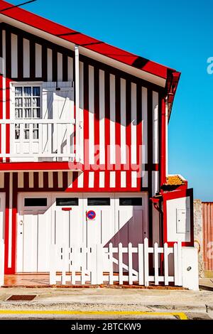 Maison à rayures rouges et blanches à Costa Nova, Portugal Banque D'Images