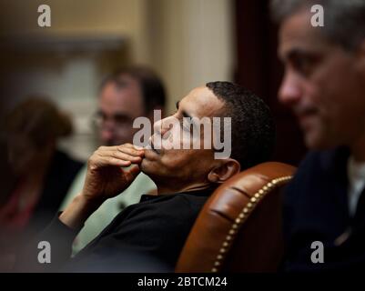 Le président Obama reflète au cours d'une réunion avec les conseillers économiques dans la Roosevelt Room. Il est assis entre Conseiller principal David Axelrod et Chef de cabinet Rahm Emanuel , droite. 3/15/09. Banque D'Images